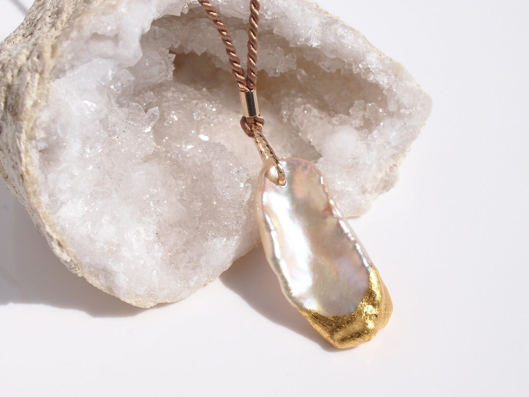 Peach pink pearl and gold leaf silk necklace Freshwater pearl 70cm one size fits all pendant - 项链 - 珍珠 粉红色