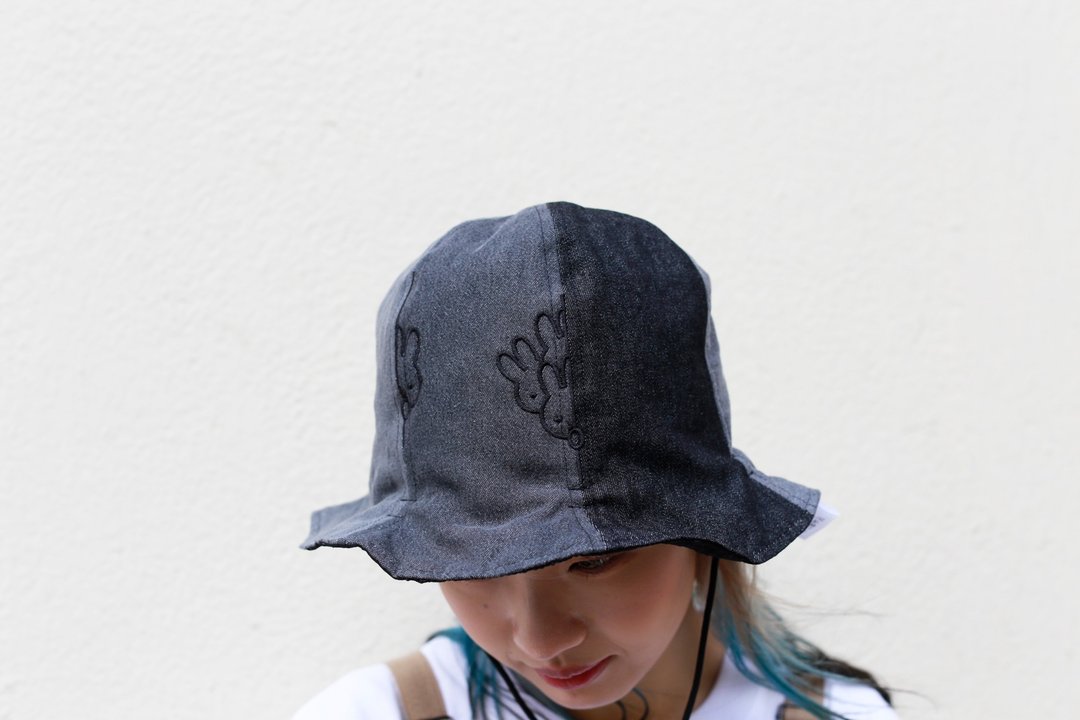 【Pinkoi x miffy】Miffy 黑色牛仔拼布双面两用Bucket Hat - 帽子 - 棉 蓝色
