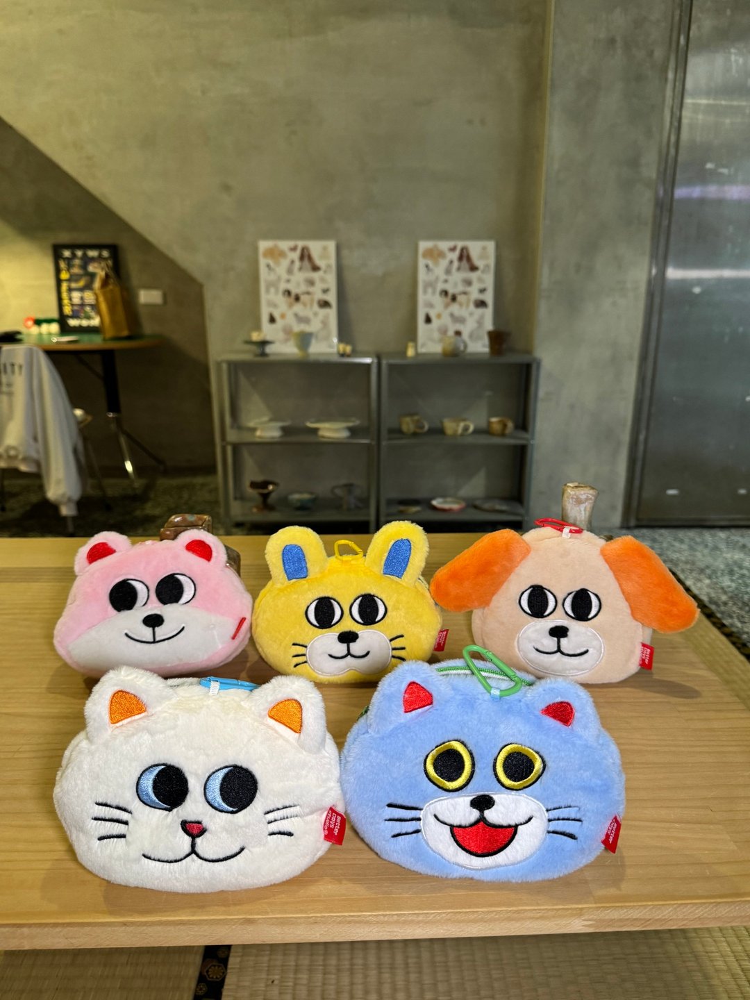 【日耀堂】角色绒毛吊饰零钱包 (5 款) 侧边加厚设计 小物收纳包 - 零钱包 - 绣线 多色