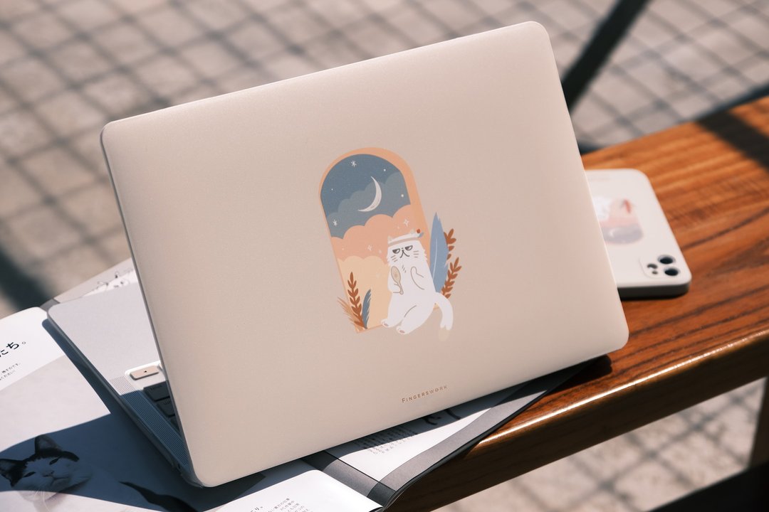 淡奶茶色 厌世美猫女 电脑壳 MACBOOK CASE - 平板/电脑保护壳 - 塑料 卡其色