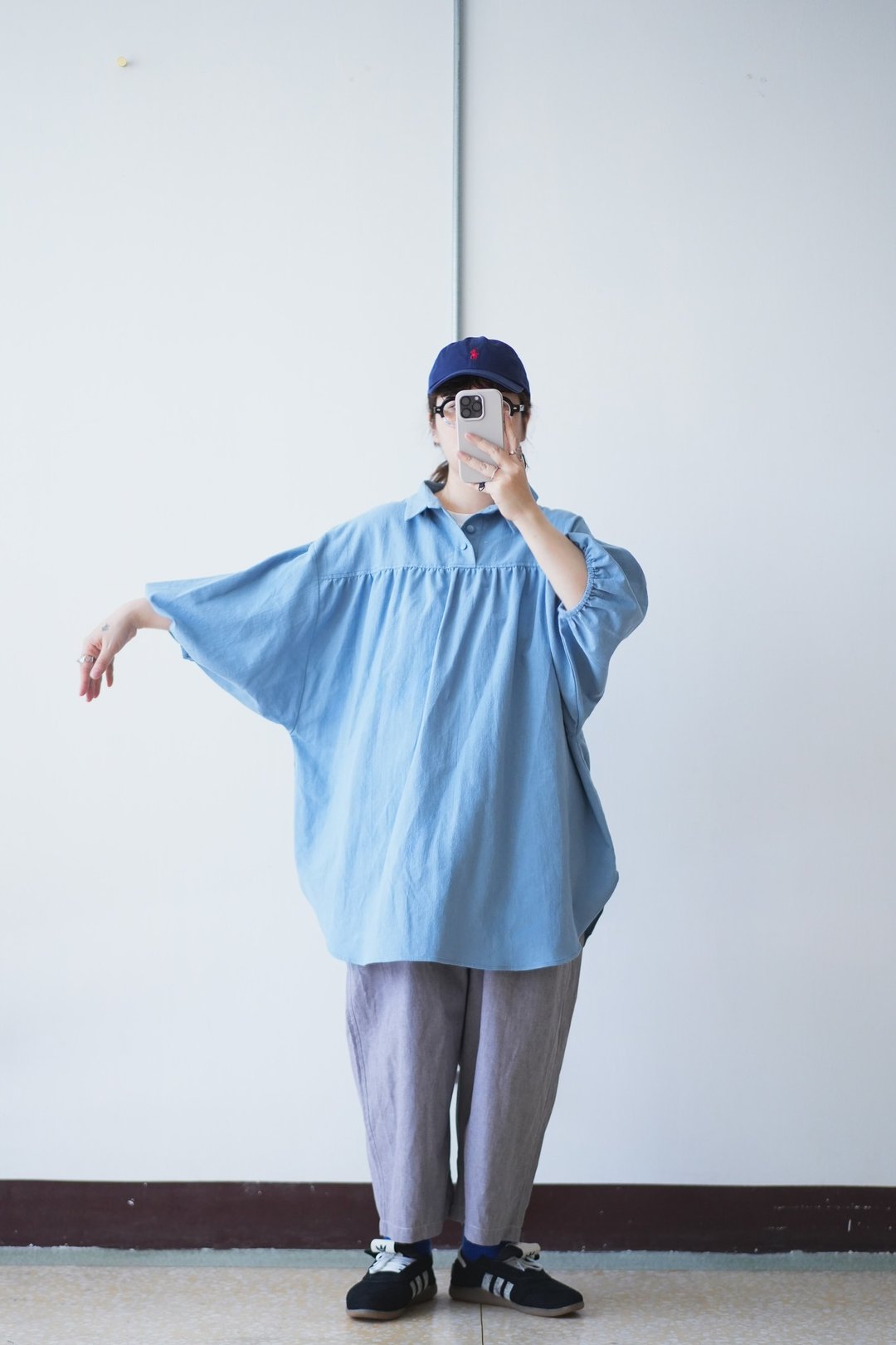 薄雾蓝皱褶纹理衬衫领圆弧下摆衫 - 女装衬衫 - 棉 蓝色