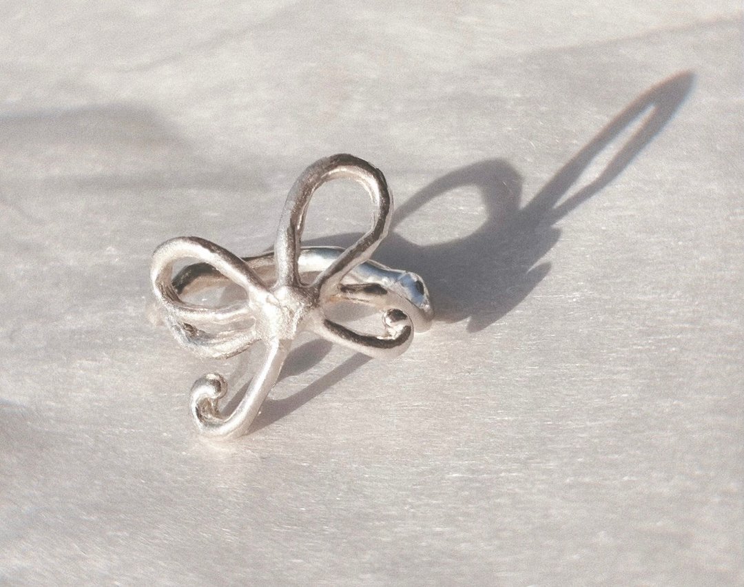Bow tie ring 小魔女蝴蝶结戒指 - 戒指 - 纯银 银色
