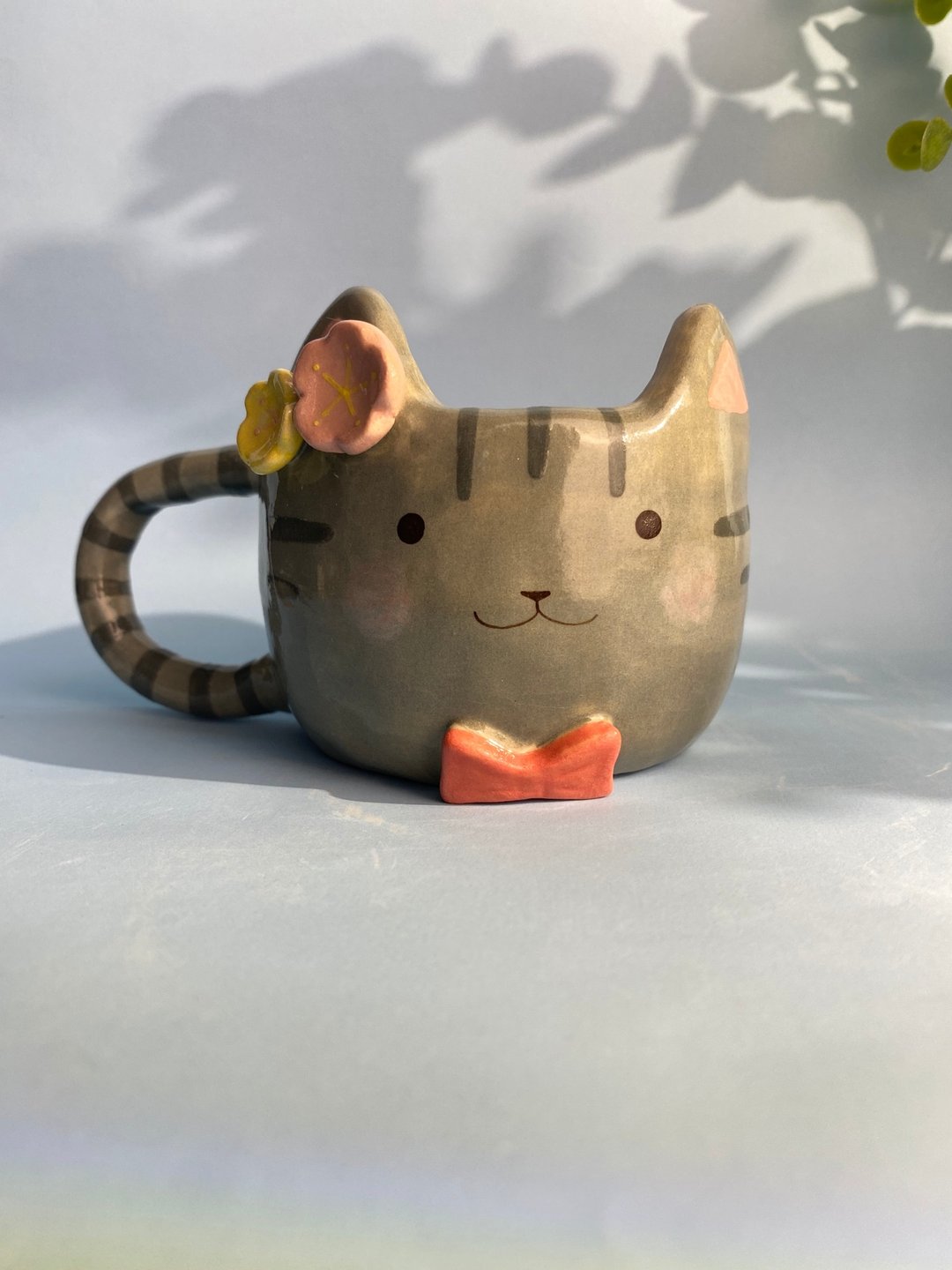 手工陶瓷杯 手工陶瓷杯，带有可爱的猫和花痴。 - 咖啡杯/马克杯 - 陶 灰色