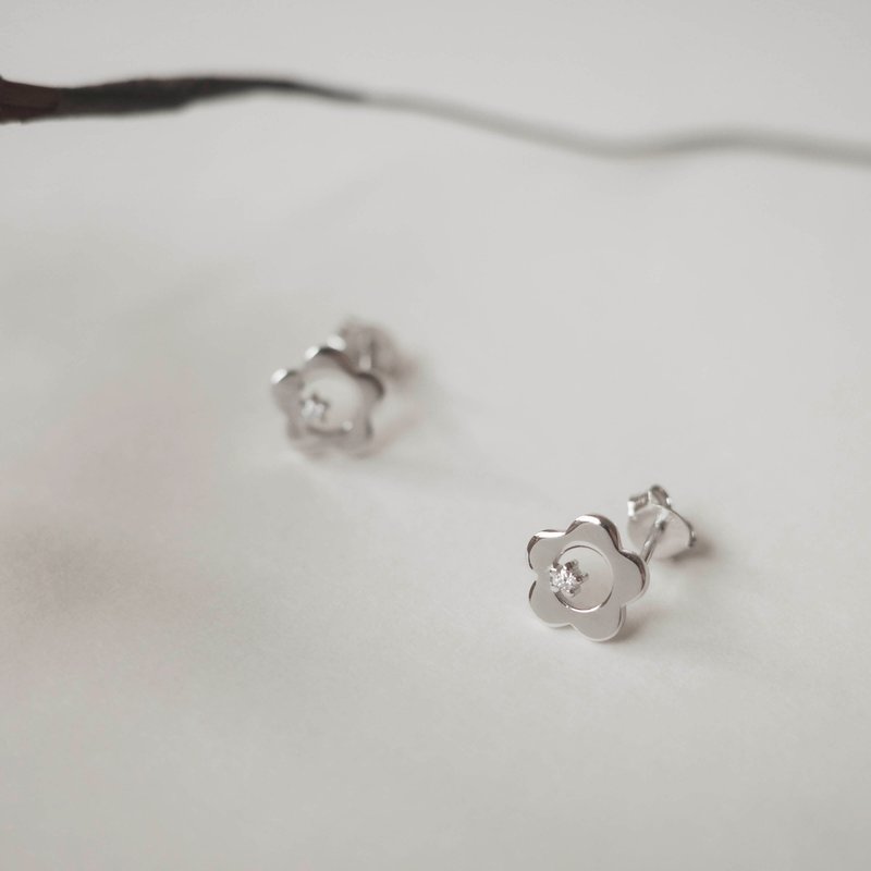 925纯银 可爱镂空小花耳环 小花钻耳钉 情人节礼盒 免费礼盒包装 - 耳环/耳夹 - 纯银 银色