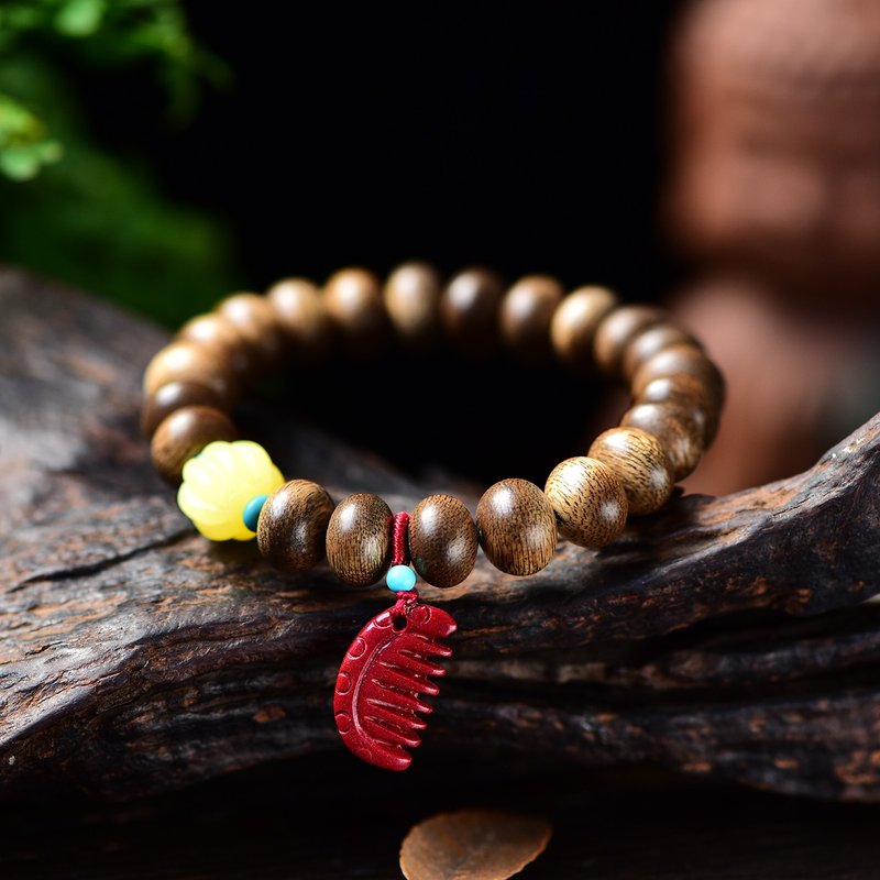 精品天然加里曼丹沉香10MM手串 点缀朱砂梳子 香中之王众香之首 - 手链/手环 - 玉石 