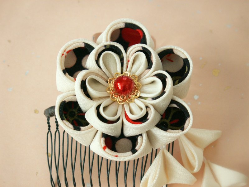 [New] Knob work Hair ornaments for coming-of-age ceremony [Set with hair ornaments like a big bouquet-white / black] - 发饰 - 丝．绢 白色