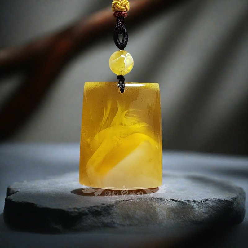 腾彪琥珀 天然金绞白蜜蜡 带灵动萤光纹 平安无事牌 正规型收藏 - 项链 - 半宝石 黄色