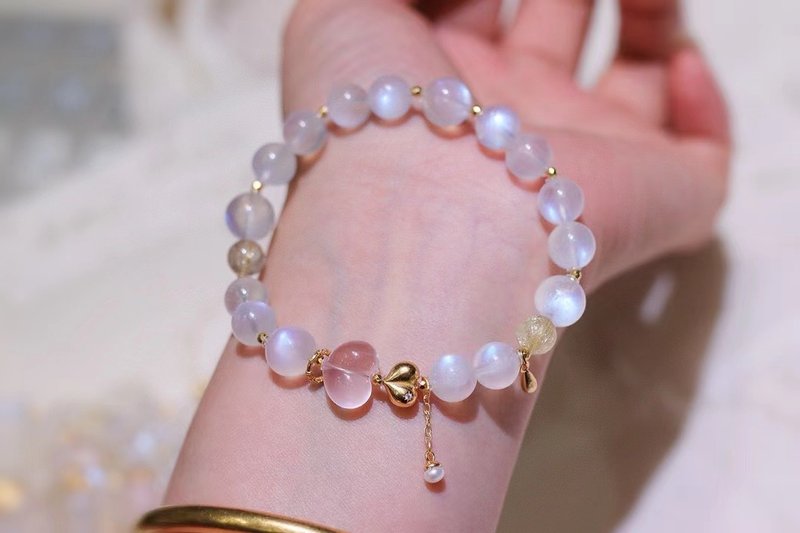 天然蓝月光手链搭配果冻粉晶屁桃爱心月光石手链小众温柔生日礼物 - 手链/手环 - 玉石 