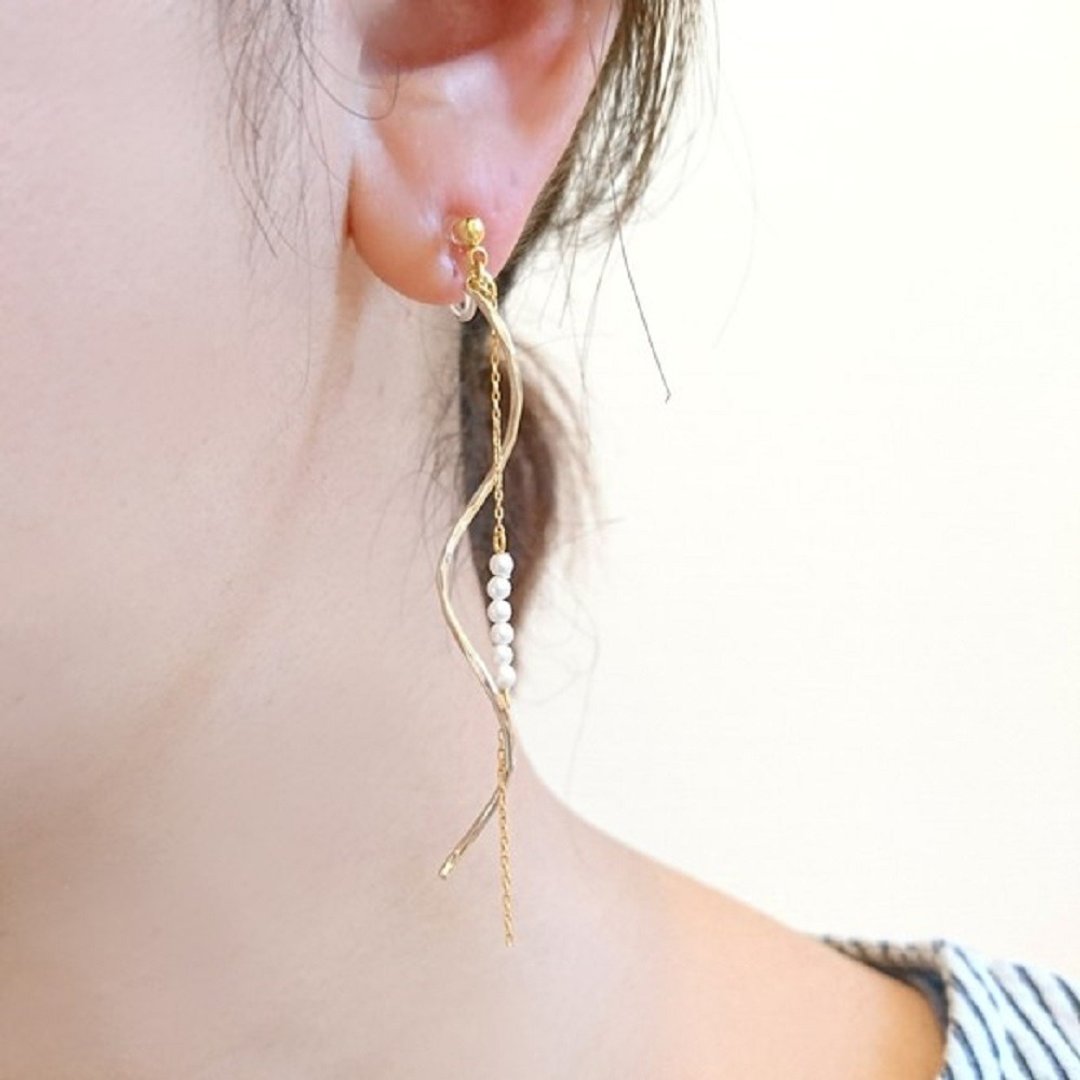 Delicate Clip-On and earrings with twisted pearls - 耳环/耳夹 - 其他金属 金色