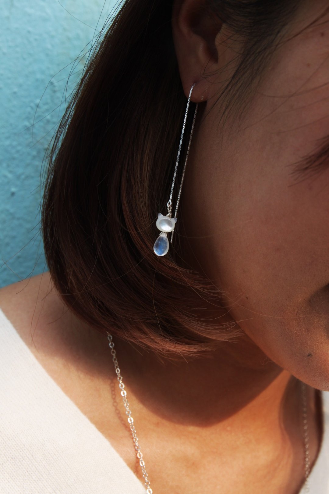 925纯银 贝母猫头, 7/8MM 全玻璃体强光月亮石 长耳线 Cat shape mother pearl, 7/8mm moonstone 925 silver earline - 耳环/耳夹 - 宝石 蓝色