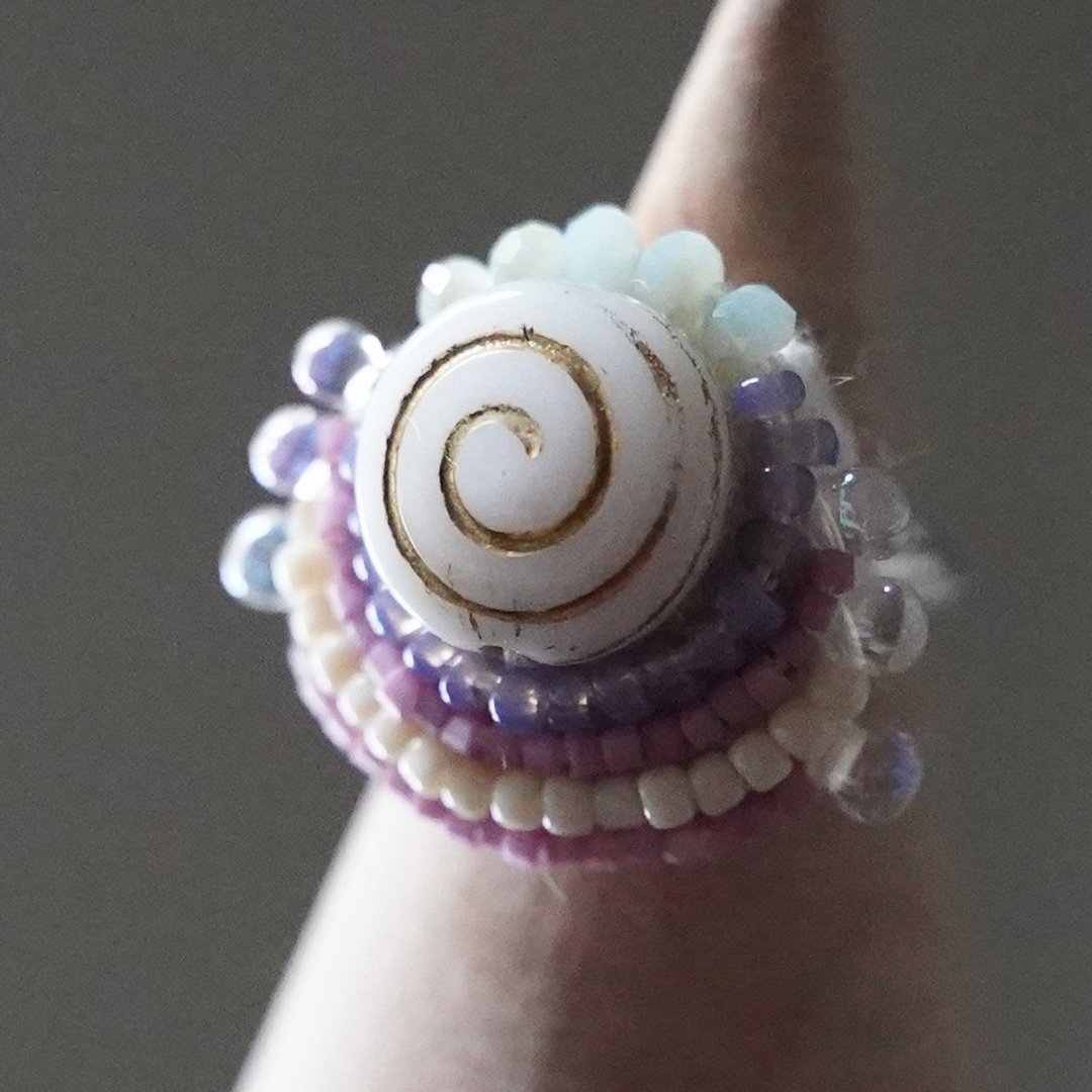 Talkative Ring 51 Free Size Bead Embroidery Ring Round Swirl White Pastel Multicolor - 戒指 - 玻璃 多色