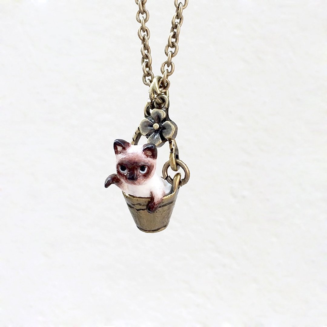 Tiny Siamese Cat in the bucket necklace, Cat Pendant, miniature cat - 项链 - 粘土 卡其色
