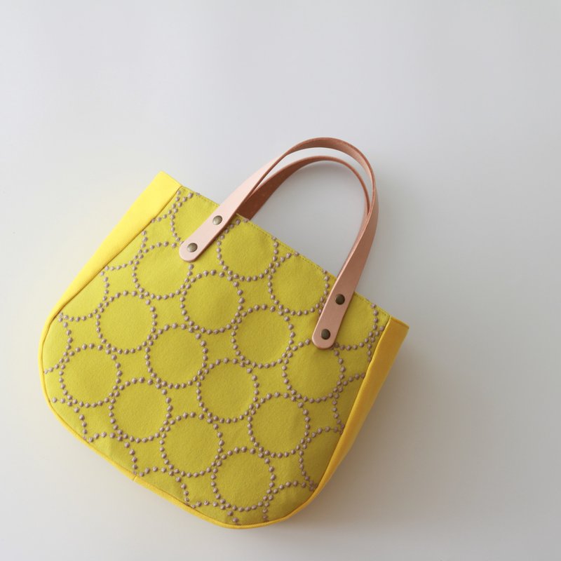 使用 minä perhonen 布料 tambourine yellow 刺绣圆点 托特包 手提包 帆布袋 - 手提包/手提袋 - 棉．麻 黄色