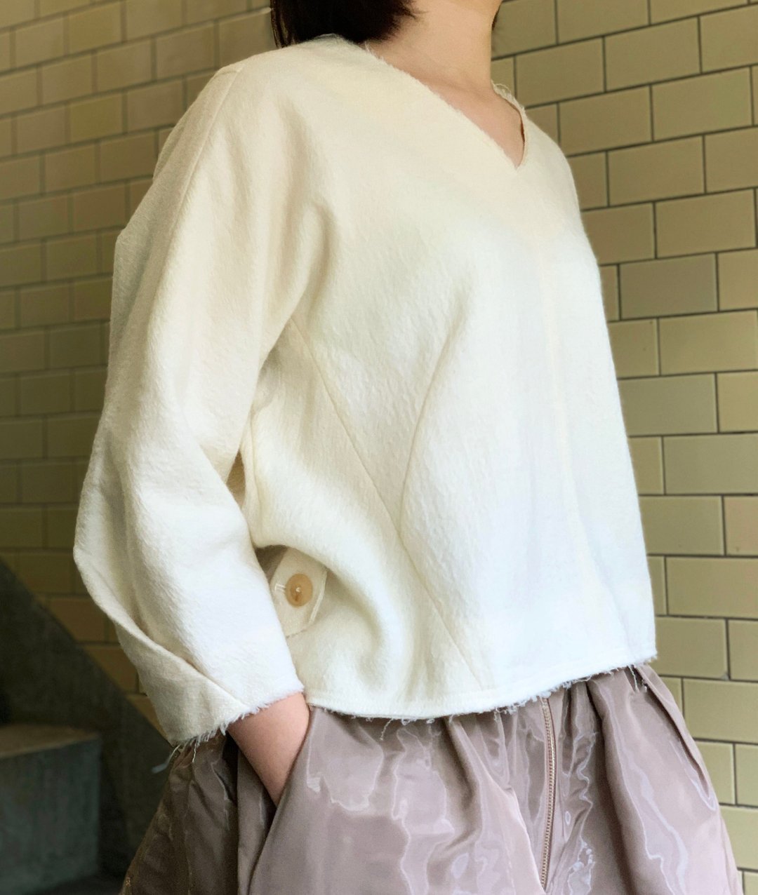 Light Collection _ 不收边米白V领上衣 - 女装上衣 - 羊毛 白色