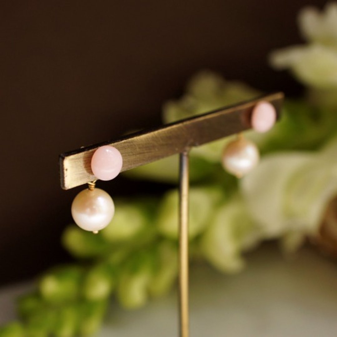 Stud Earrings with Pink Opal and Pearl Catch Miluska - 耳环/耳夹 - 宝石 粉红色