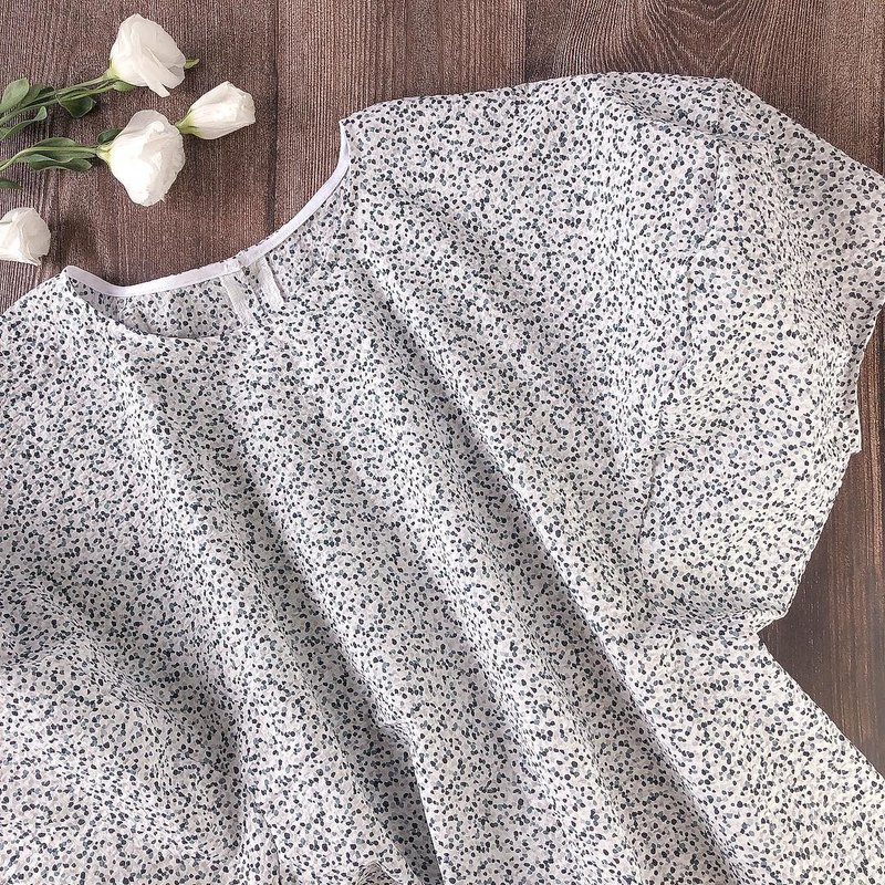 连袖蓬松云朵泡泡袖罩衫上衣-不规则细细小点 - 女装上衣 - 棉．麻 白色