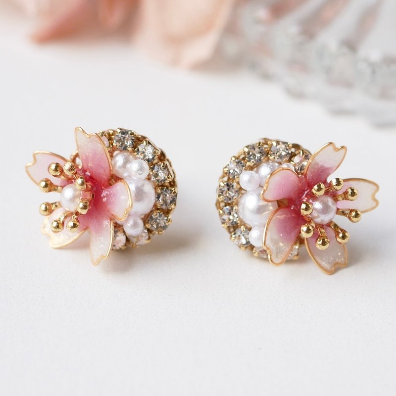樱花水晶珠宝耳针/耳夹～为春天增添色彩的手工物品～ - 耳环/耳夹 - 水晶 粉红色