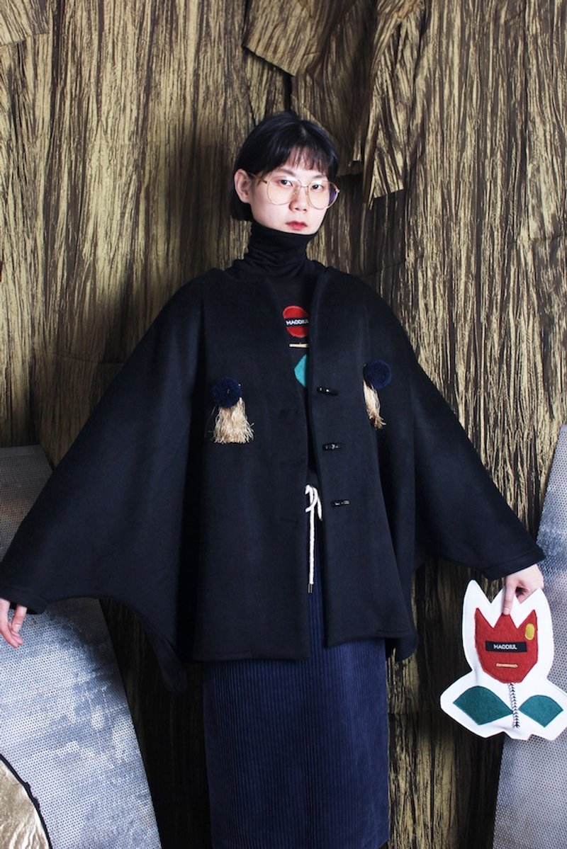 MAODIUL竹扣毛球流苏装饰全毛中长女巫斗篷呢大衣 - 女装休闲/机能外套 - 羊毛 