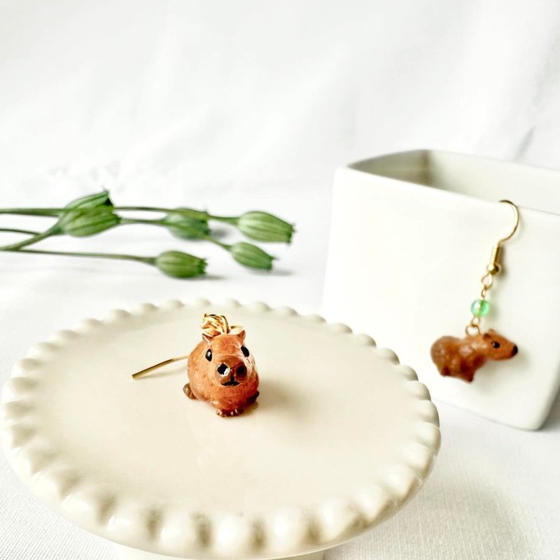 动物系列 | 手绘立体拟真水豚 手作耳环 耳夹 单支 - 耳环/耳夹 - 树脂 咖啡色