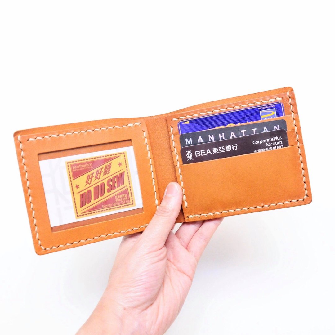 【3咭位相片短夹—橘棕｜TAN 】好好缝 皮革材料包 免费刻字 手工包 情侣银包 皮夹 短银包 短财 简约实用 意大利皮 植鞣革 皮革DIY 伴侣 纤薄 真皮 原色啡黑深蓝绿橙红灰等 超过五十皮色选择 - 皮件 - 真皮 橘色