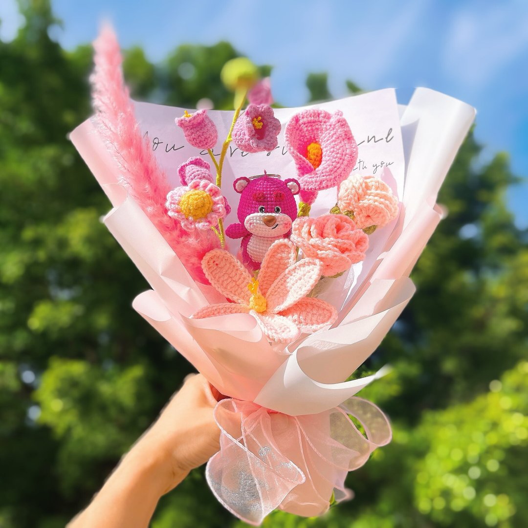 手钩小熊主题草莓花束新奇居家摆件新奇居家摆件 - 干燥花/捧花 - 棉 蓝色