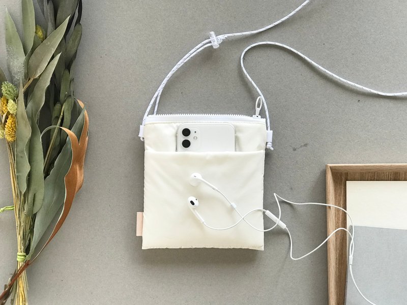 Plump batting minimum shoulder / smartphone shoulder / off-white - 侧背包/斜挎包 - 棉．麻 白色