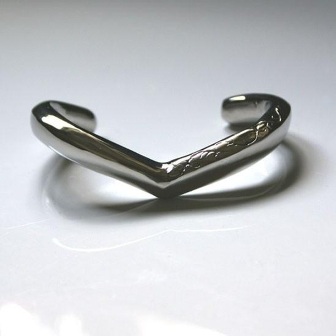 V Line Stainless Bangle - 手链/手环 - 其他金属 银色