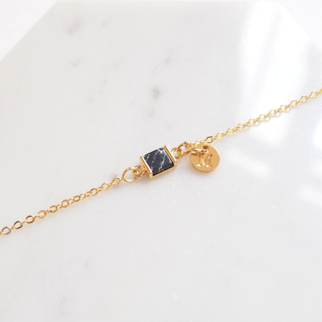 方形・雪花石・定制化・英文字母・镀金手链 Alphabet Bracelet - 手链/手环 - 宝石 黑色