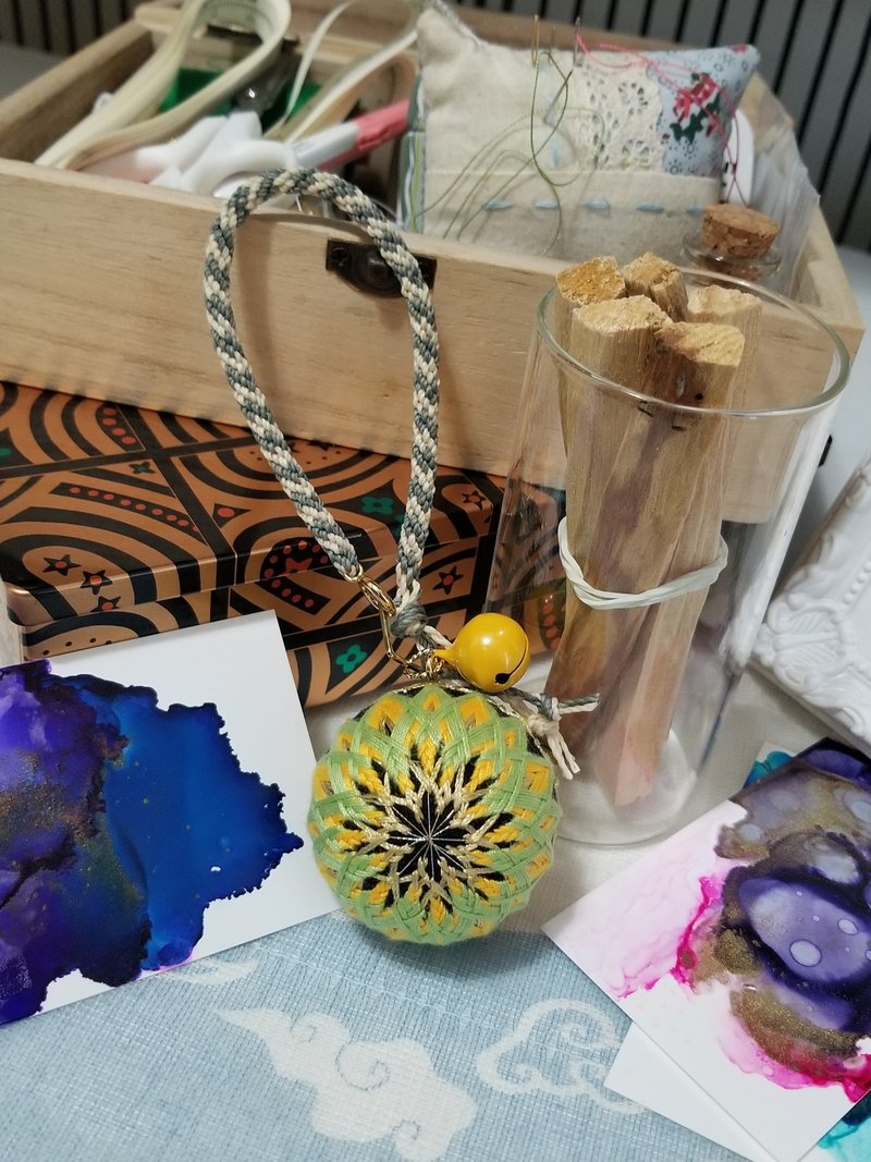 彩线日和 小鞠球装饰品 编织绳包包挂饰 - 黄绿菊 (全人手) S Siz - 吊饰 - 绣线 黄色