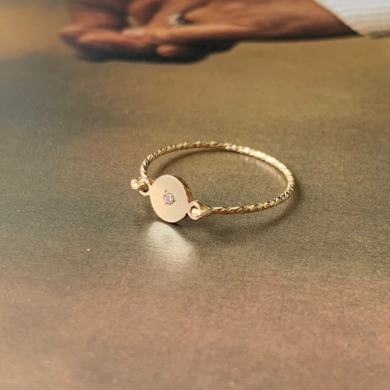 【14Kgf不褪色】美国注金 小圆牌镶碎钻 戒围订制 手工订制 极细 - 戒指 - 贵金属 金色