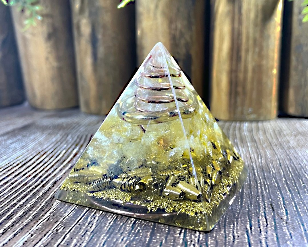 奥刚能量金字塔 | 黄金荣耀 | 白晶柱铜线旋涡 | 可订制 - 摆饰 - 水晶 黄色