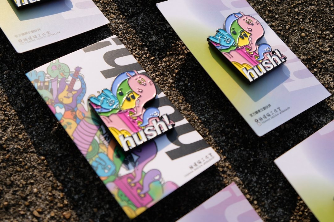 【HUSH! X 颓爆猫工作室】 官方联乘纪念襟章 - 胸针 - 铜/黄铜 