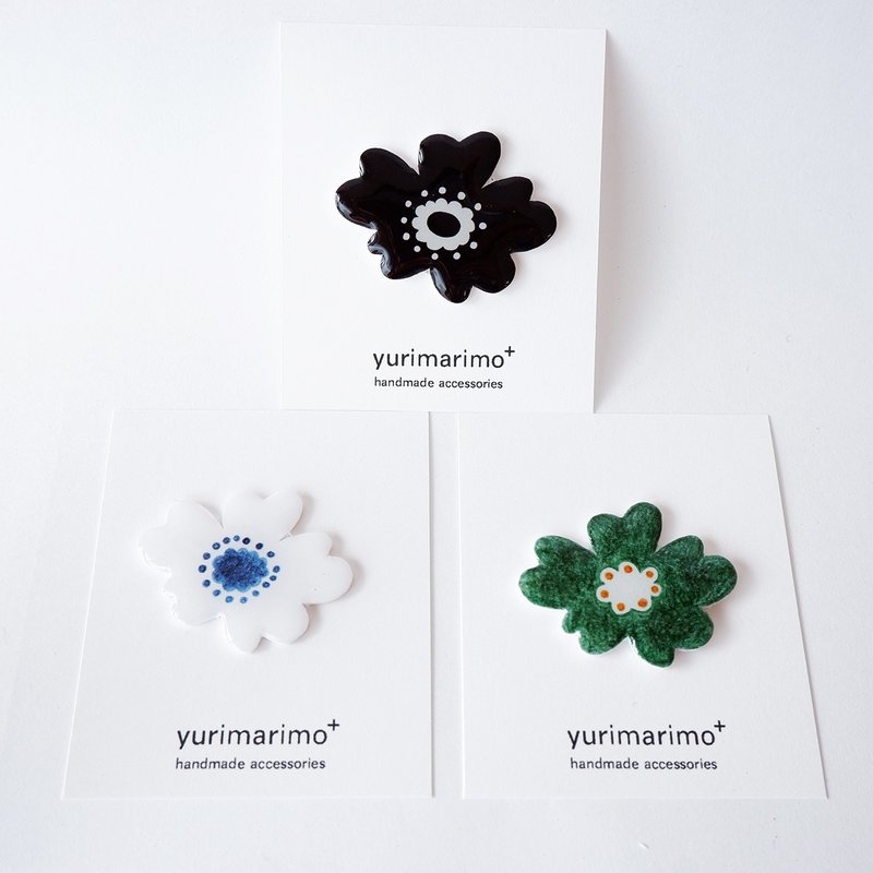 花朵胸针 北欧 勿忘我 可爱 点缀 礼物 黑 白 绿 轻盈 - 胸针 - 塑料 黑色