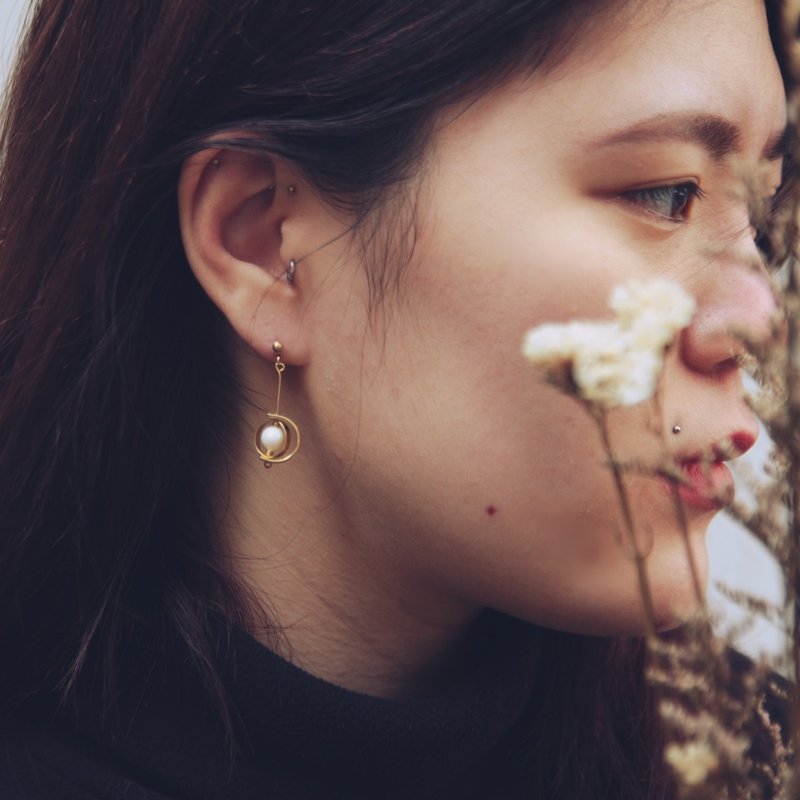 炫光白施华珠／星球轨迹几何金色黄铜耳环／不锈钢、纯黄铜／永久保色 - 耳环/耳夹 - 其他金属 白色