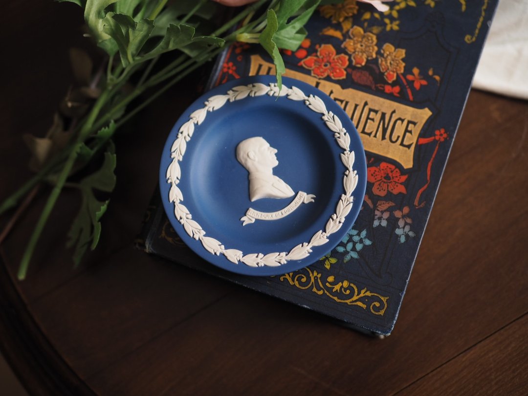 Wedgwood白玉浮雕小碟 - 摆饰 - 瓷 