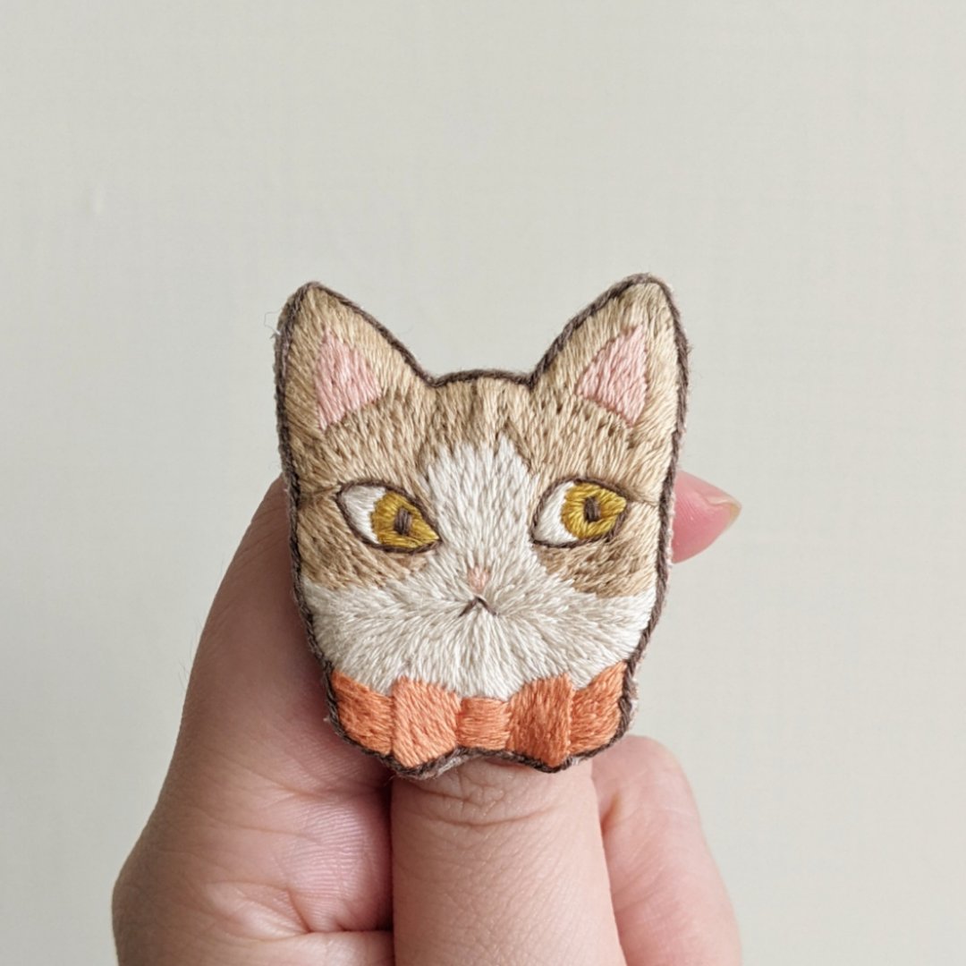 领结猫咪定制化 手工刺绣别针 宠物似颜绘 定制礼物 - 徽章/别针 - 棉．麻 多色
