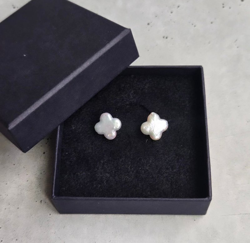 【日本手作】带来好运的，四叶幸运草一粒珍珠耳环 - 耳环/耳夹 - 宝石 白色