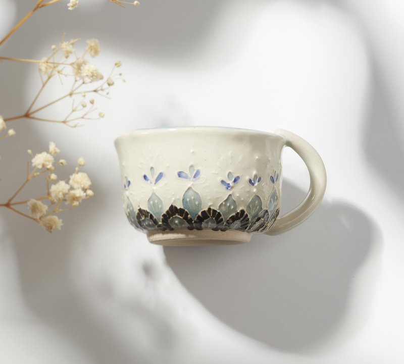 花草立体手绘陶杯 - 茶具/茶杯 - 陶 白色