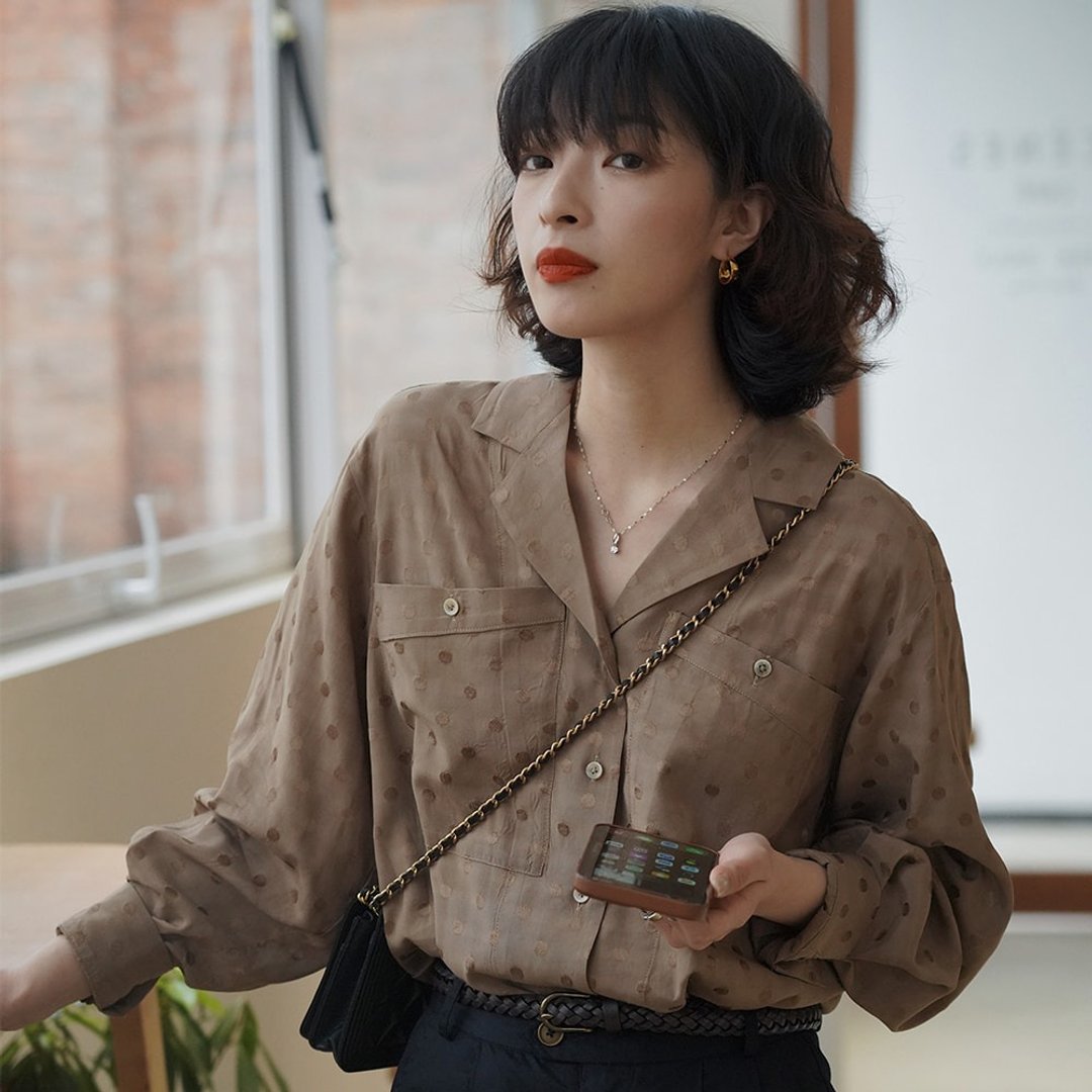 卡其色小波点休闲衬衫|衬衫|上衣|春款|棉涤混纺|Sora-709 - 女装衬衫 - 棉 卡其色