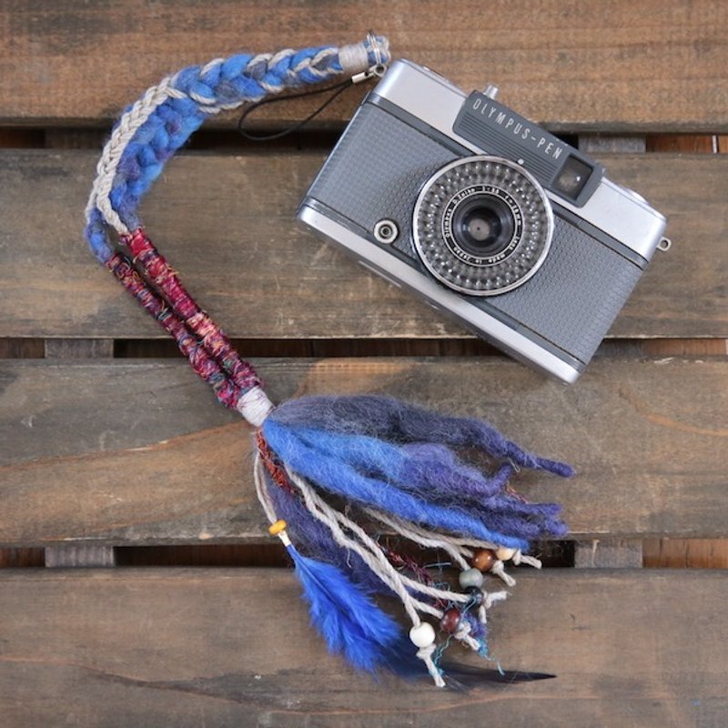 <5/10 scheduled to end> ​​Feather ornaments with wood beads Hemp and knit handstrap blue - 相机 - 其他材质 蓝色