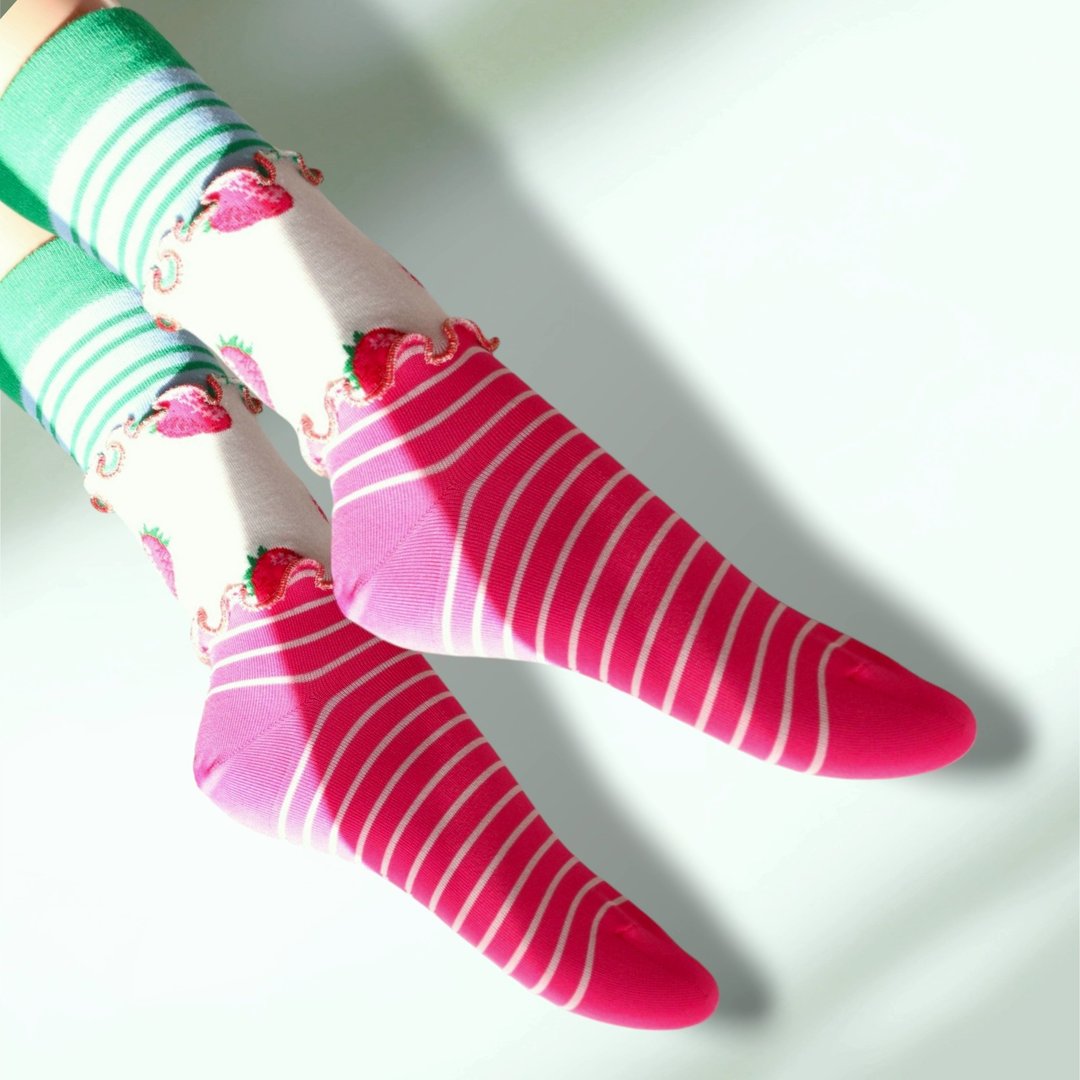 绿色×粉色 草莓 缤纷荷叶边袜子 抢眼袜子 个性袜子 22.5〜25 女袜 socks - 袜子 - 其他材质 粉红色