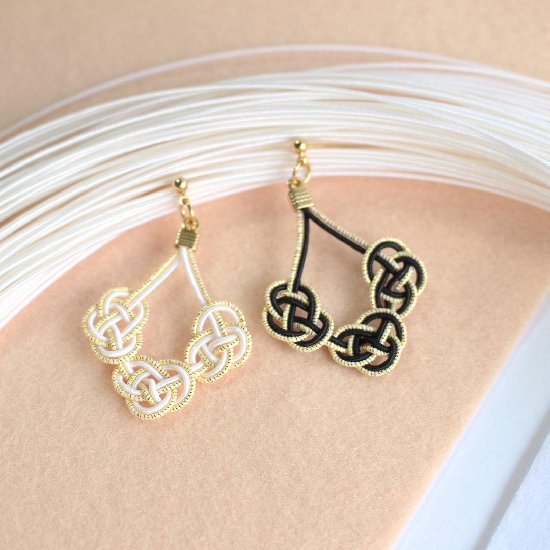 japanese style pierce earring / mizuhiki / japan / accessory / triangle - 耳环/耳夹 - 丝．绢 白色