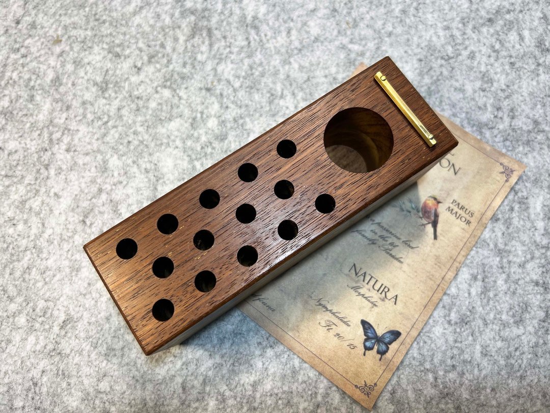 岩选 - 柚木2:1铁木 - 15孔花纹笔座/笔筒 - 笔筒/笔座 - 木头 咖啡色
