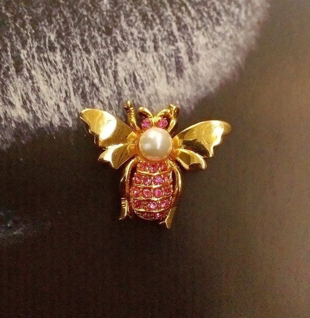 西洋古董饰品。小粉蛾 飞行昆虫 别针 - 徽章/别针 - 其他金属 金色