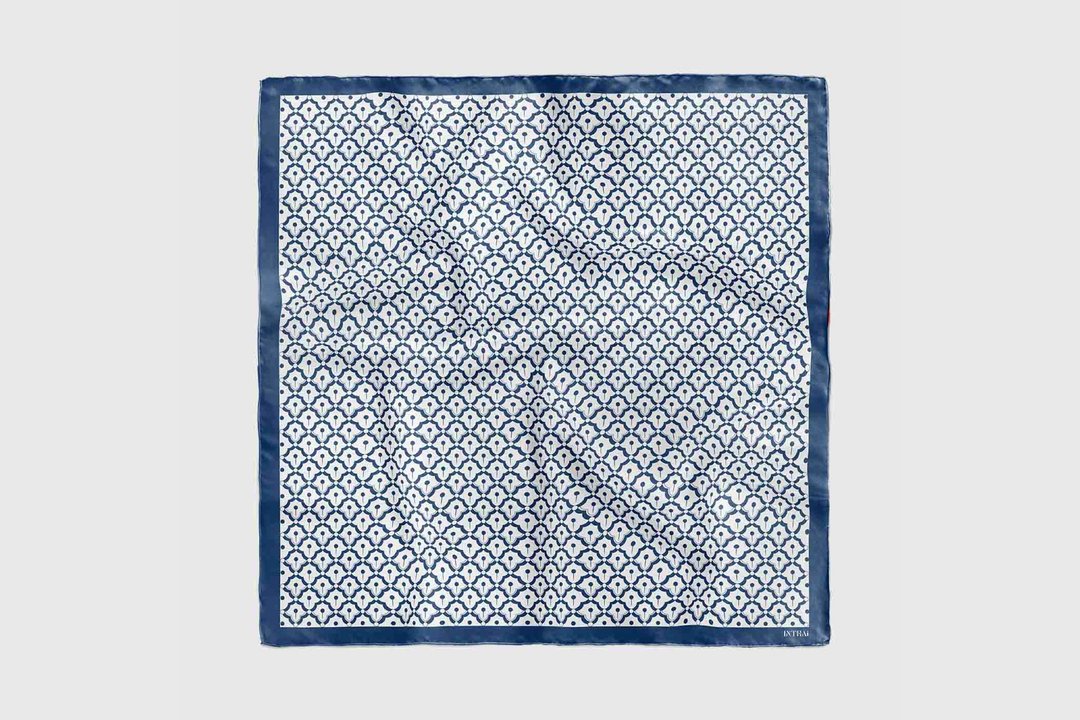 Silk satin scarf - Pineapple On White - 丝巾 - 其他材质 蓝色