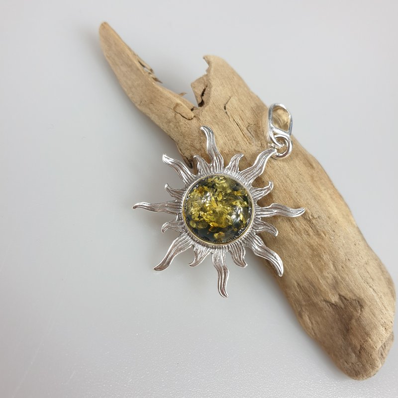 夏日琥珀太阳坠饰，燃烧的太阳波罗的海琥珀项链，绿色，925 纯银 - 项链 - 纯银 绿色