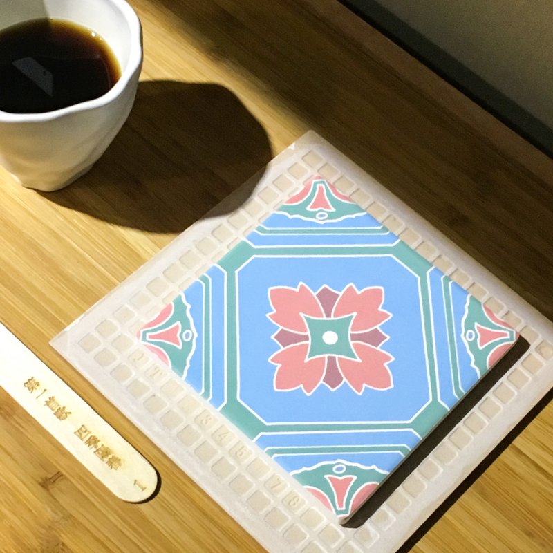 01四季阳春 花砖吸水杯垫 (台湾花签#01) - 杯垫 - 陶 蓝色