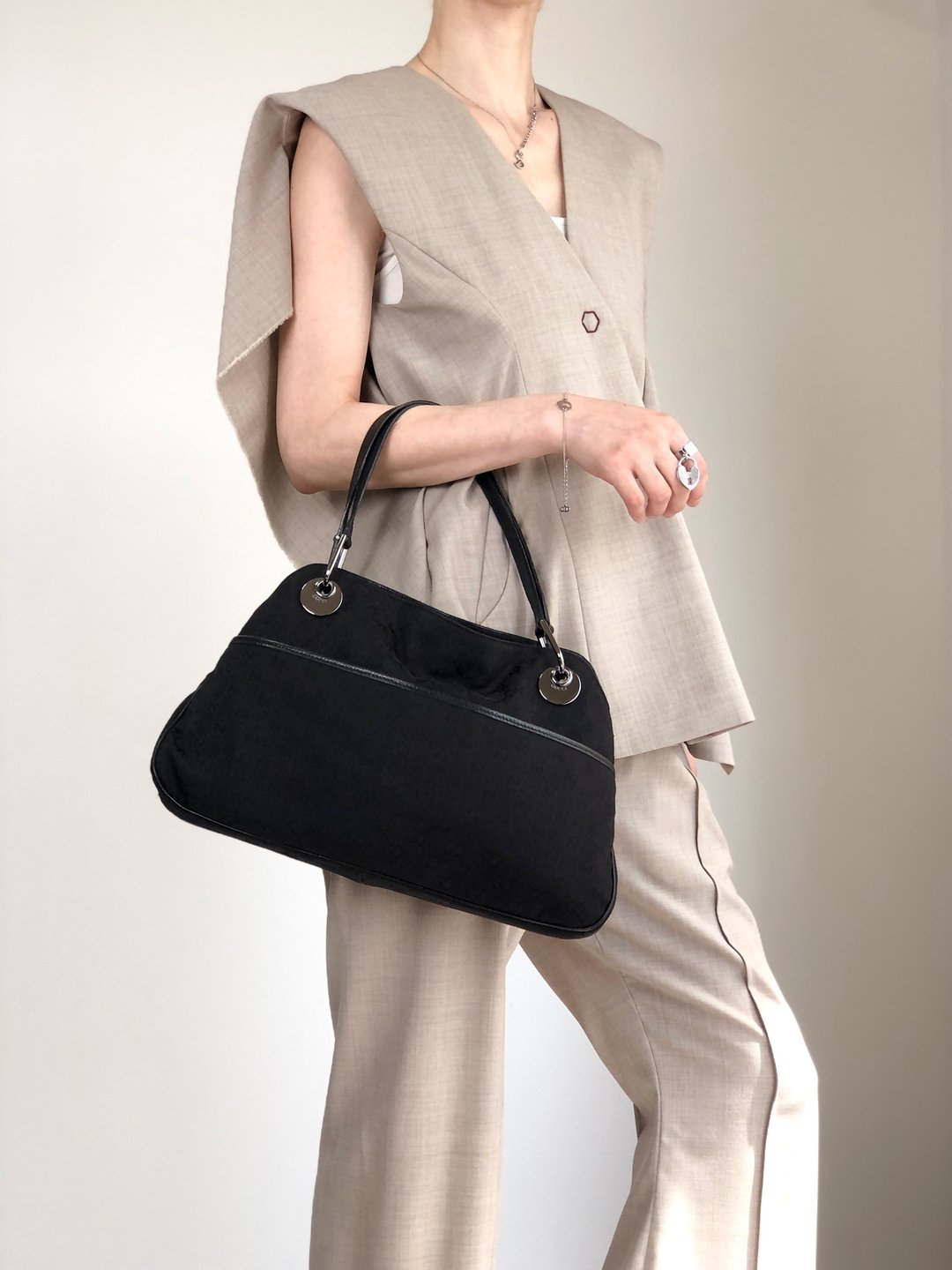 【日本直送 名牌中古包】GUCCI 古驰 GG 侧背包 黑色 Logo 帆布 单肩包 vintage 复古 nwnyi4 - 侧背包/斜挎包 - 棉 黑色