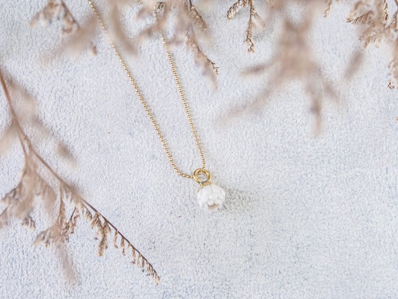 Globe Amaranth pendant ~ white porcelain - 项链 - 陶 白色