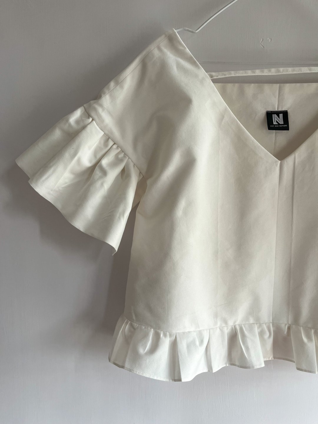 V- shape with strap& square collar ruffle top - 女装上衣 - 棉 白色